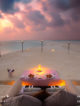 diner romantique coucher de soleil maldives table dans le sable