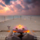 diner romantique coucher de soleil maldives table dans le sable