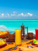 Un petit-déjeuner flottant ou sur plage aux Maldives
